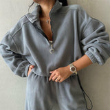Completo lounge essenziale dello streetwear di Olivia Klein