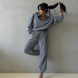 Completo lounge essenziale dello streetwear di Olivia Klein